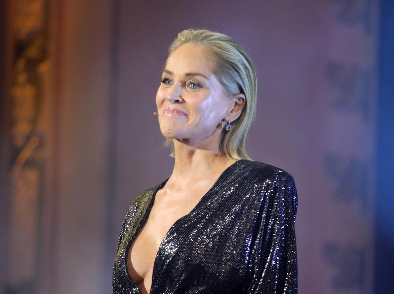 セックスシンボル、シャロン・ストーンが61歳で『氷の微笑』の“あのポーズ”をふたたび！