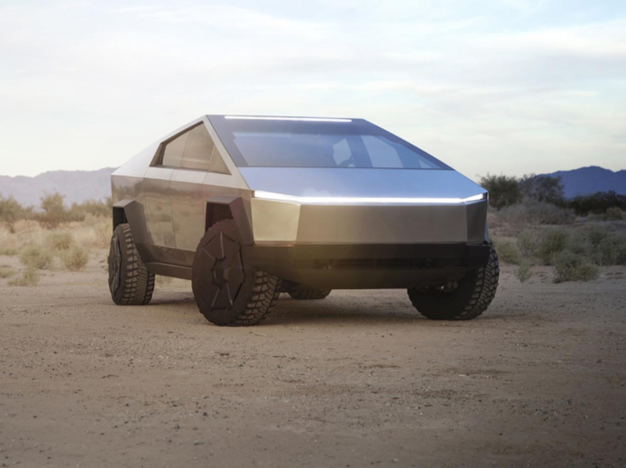 テスラ「サイバートラック」、公道を走る姿が目撃！見た人の反応がプライスレス