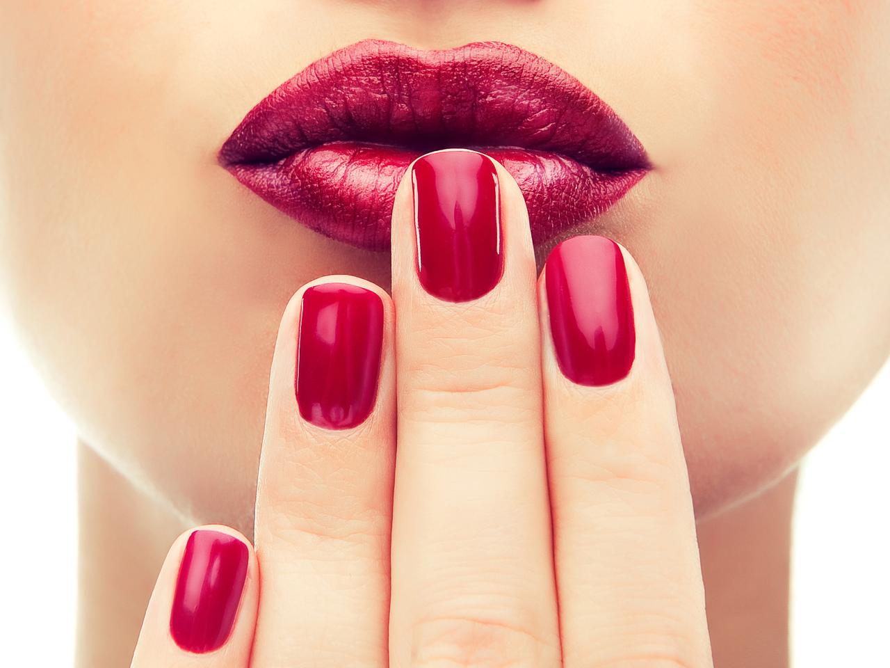 手元の印象が激変、指先の悩みは「ネイルカラー」で解決できる!
