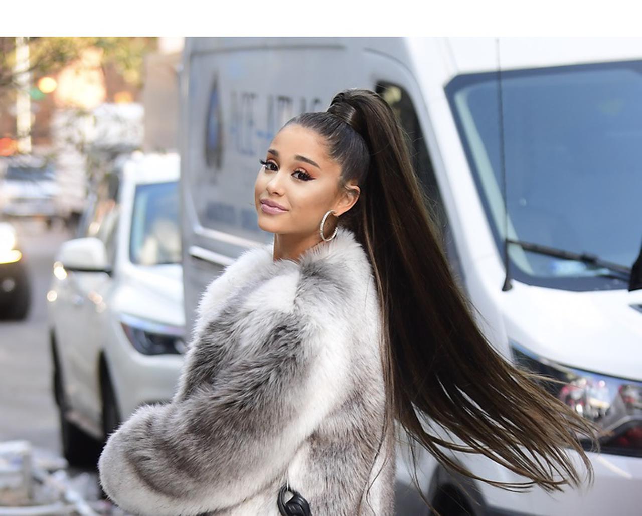 アリアナ・グランデ、いつもと違う「地毛のポニーテール」をお披露目