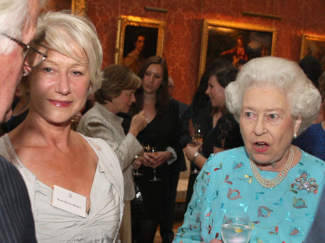 エリザベス女王とお茶会は「恥をかくレッスン」、あの大御所俳優すら女王の前ではガチガチ