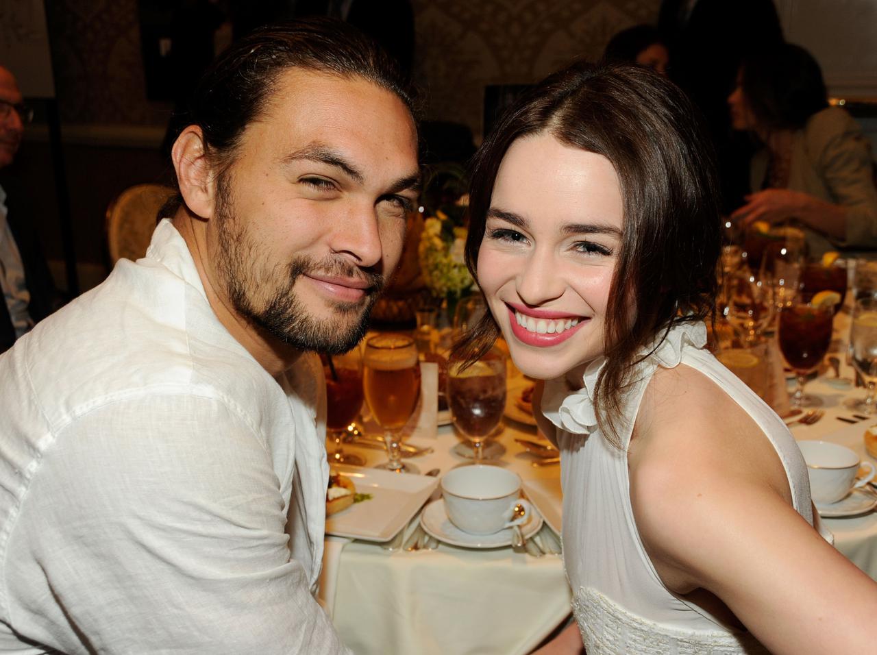 『ゲーム・オブ・スローンズ』エミリア・クラーク、「泣く日々」で“夫”ジェイソン・モモアが支えだった