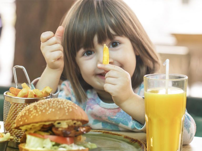 「行儀の悪い子供は入店お断り」張り紙掲げたファストフード店が謝罪