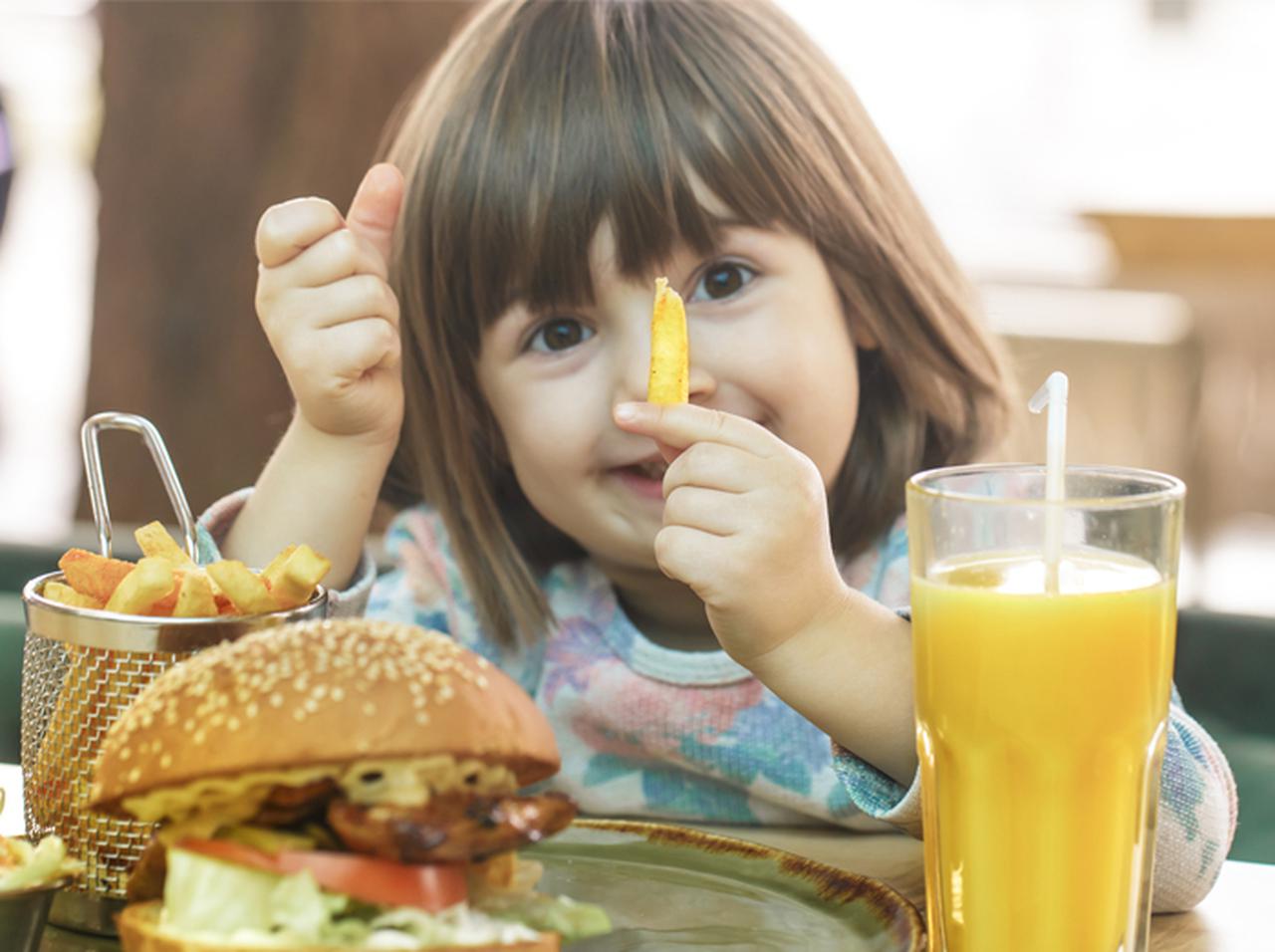 「行儀の悪い子供は入店お断り」張り紙掲げたファストフード店が謝罪