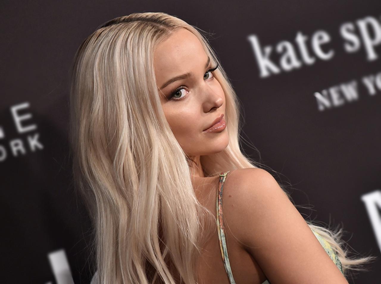 ダヴ・キャメロン、仕事服のまま訪れた場所でとった「行動」が超ストイック