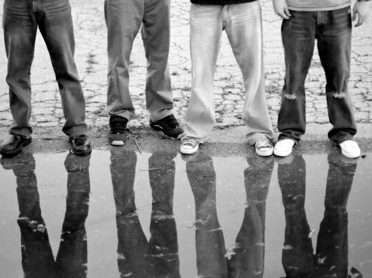 「ギャング映画」上映館に本物のギャングたちが“なた”を持って集結、リアル『ギャング抗争』勃発