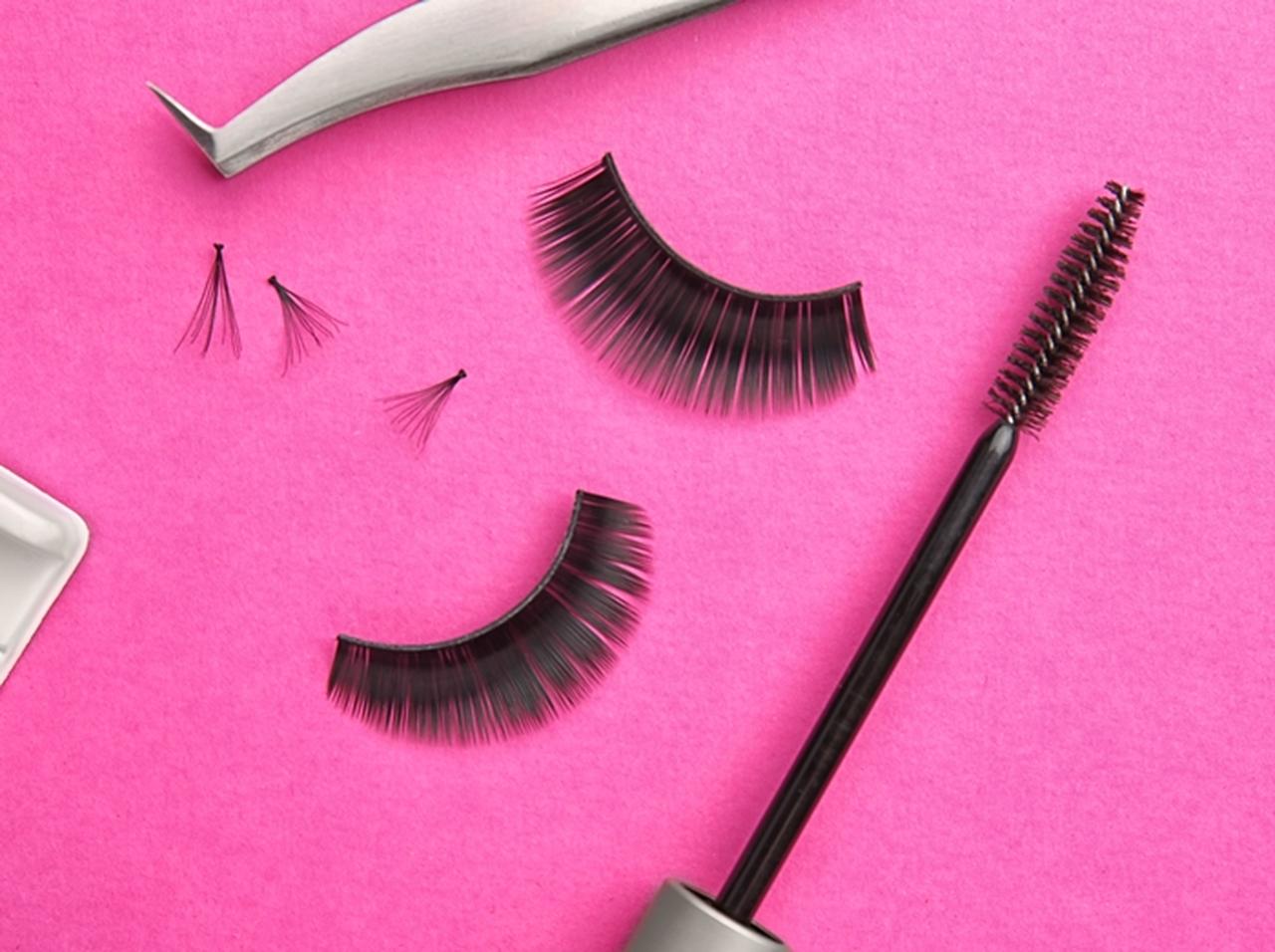 「つけまつげ」をつけた女性、強風で目が閉じなくなる姿に笑いが止まらない