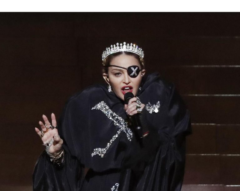 マドンナ、自分の「尿」を飲む姿が衝撃的すぎる