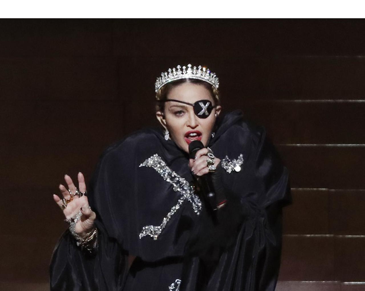 マドンナ、自分の「尿」を飲む姿が衝撃的すぎる