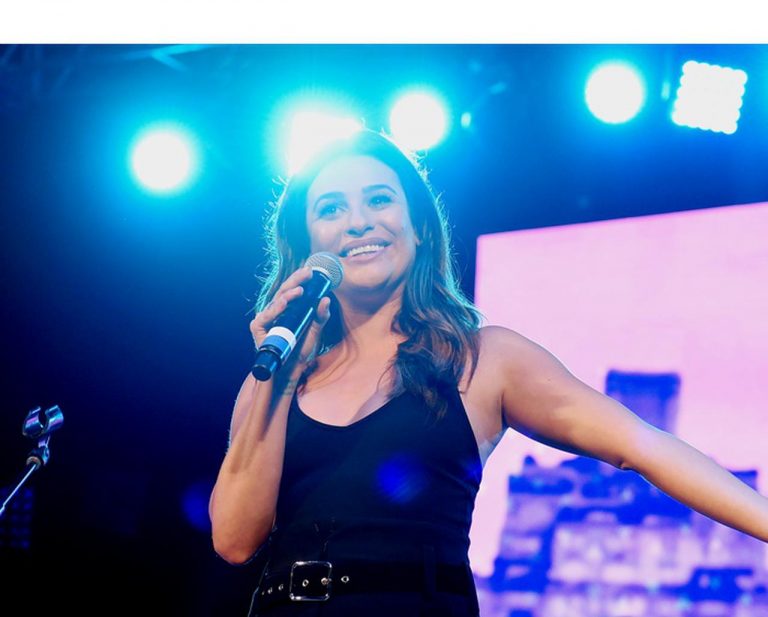 リア・ミシェル、思い出深い『glee/グリー』の楽曲を歌う姿に胸アツ