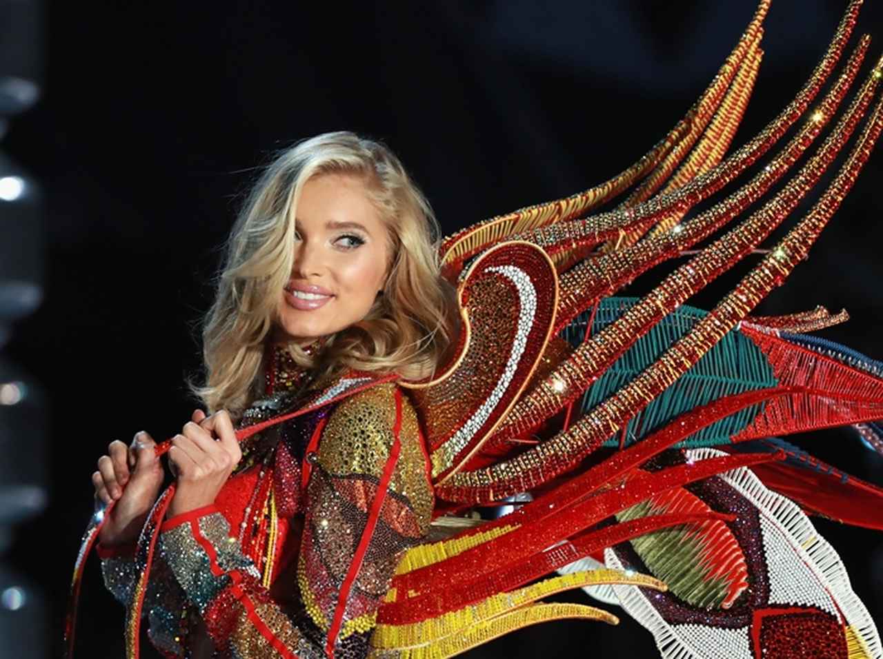 エルザ・ホスク、『恋人のシャツ』を借りて完成させたコーデが「セクシー」すぎる