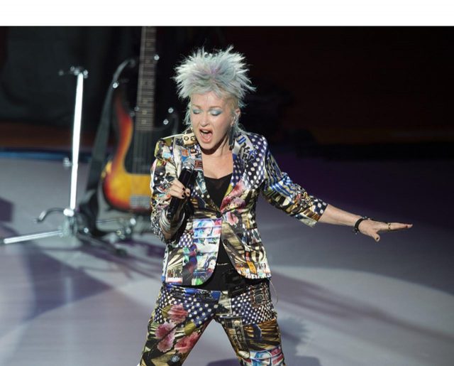 シンディ・ローパー約4年ぶりの来日公演で「居酒屋ジョークを言えるようになる」と宣言