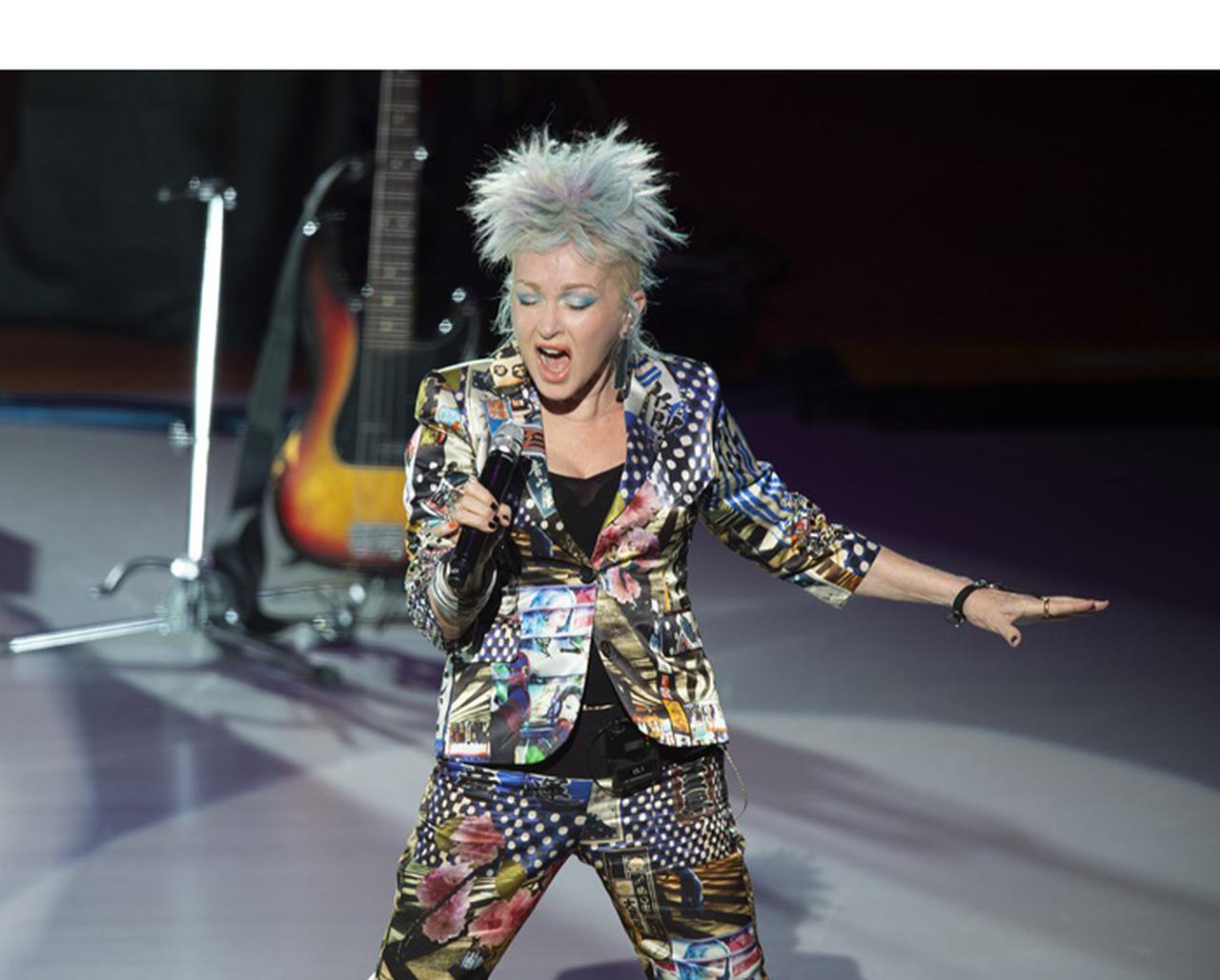 シンディ・ローパー約4年ぶりの来日公演で「居酒屋ジョークを言えるようになる」と宣言