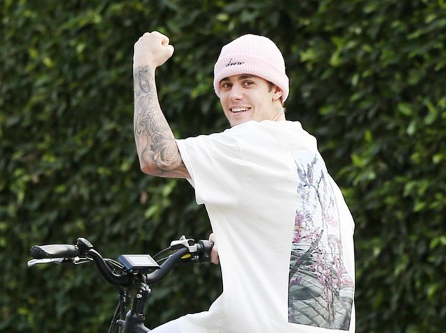 ジャスティン・ビーバー、左手に輝く「新しい指輪」がきっかけで“ある事”を噂される