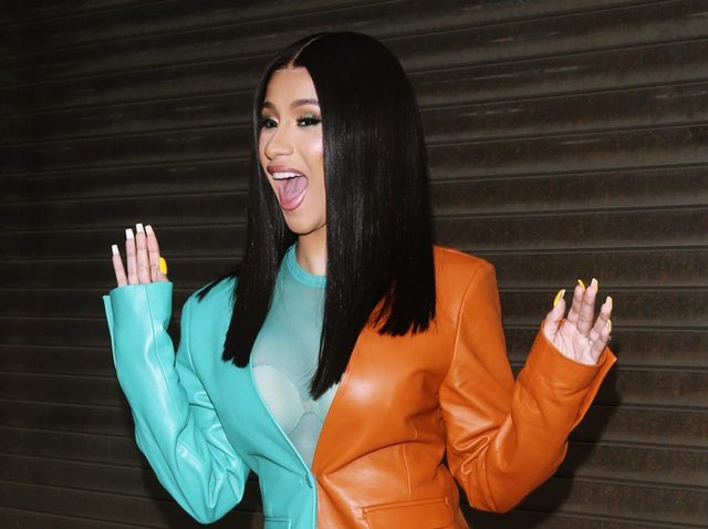 カーディ・B、「アソコ」を葉っぱで隠しただけの『ノーパン仮装』に騒然