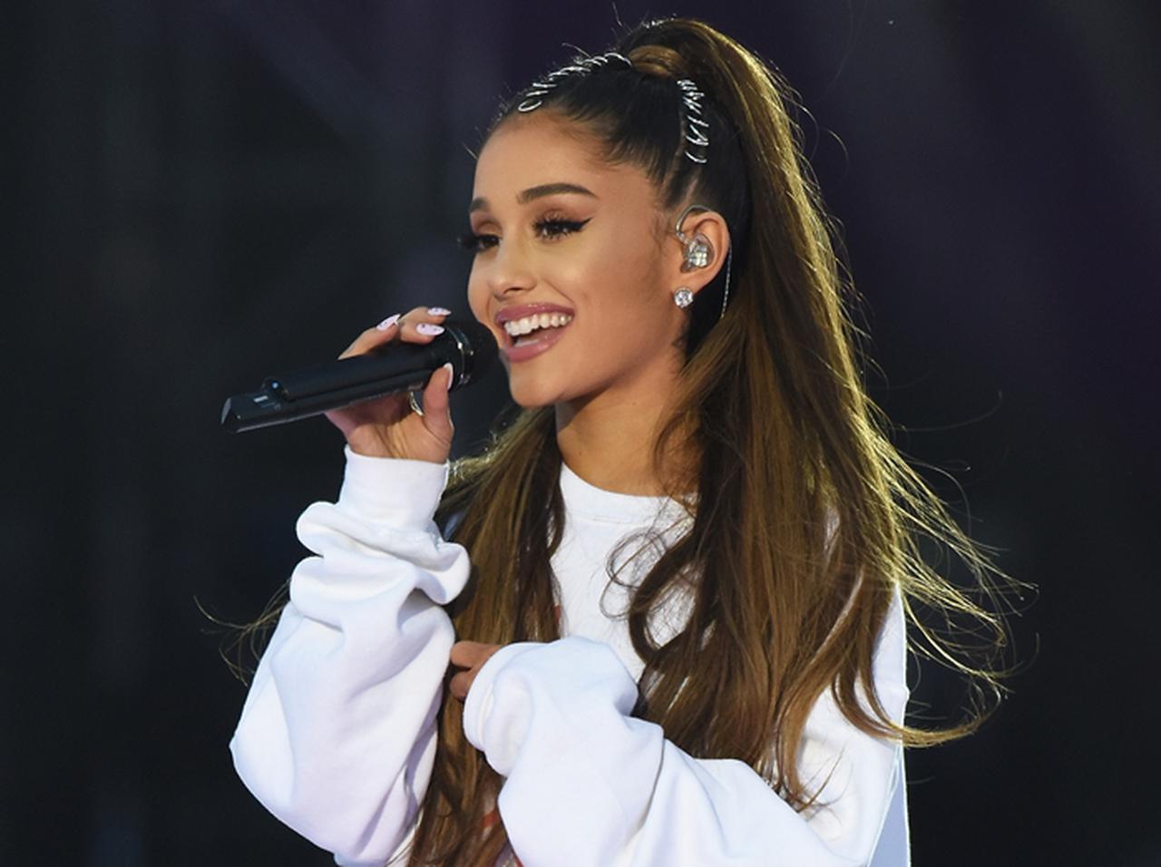 アリアナ・グランデ、自身のファッションを「ネタ」にされても余裕の反応