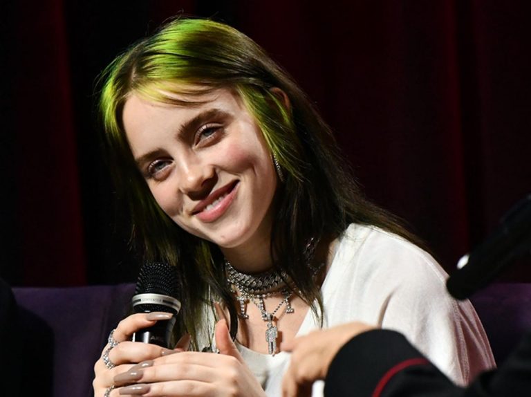 ビリー・アイリッシュ、子供たちとお揃いの服で「じゃれ合う」姿が悶絶級に可愛い