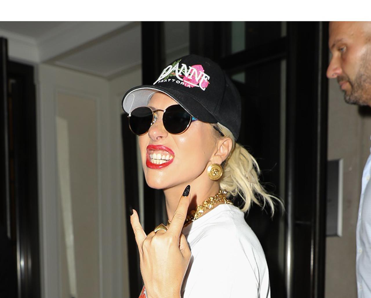 レディー・ガガ、誰よりも目立つ姿で結婚式の重要な役割を担う