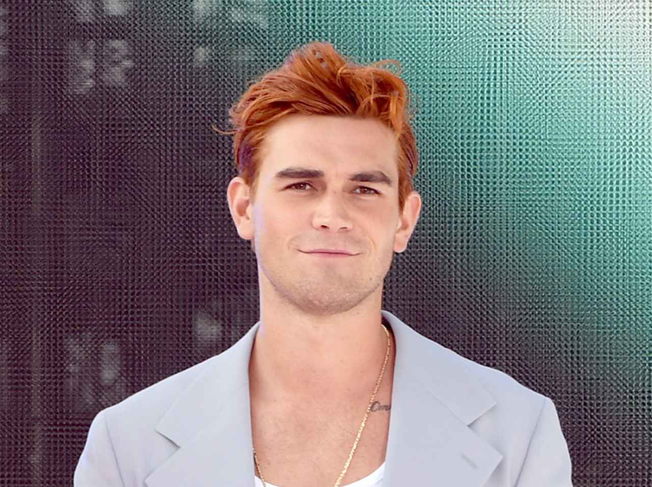 『リバーデイル』KJ・アパ、「遠~くにいるファン」のカメラにピースしてあげる姿がイケメンすぎる【ピープルズ・チョイス】