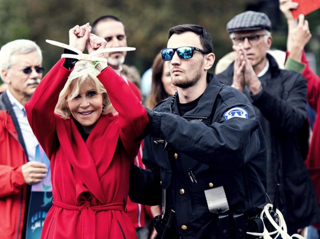 81歳の大女優ジェーン・フォンダ、真っ赤なコートでキメて毎週逮捕される姿がパワフル