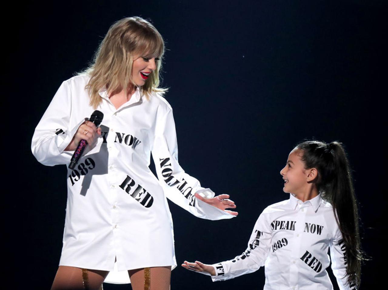 テイラー・スウィフト、念願のステージに「7人の子供たち」を同伴した理由に鳥肌