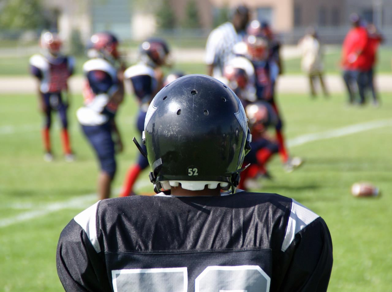 アメフト選手の高校生、国歌斉唱で「ある動き」をしたことで大喝采を浴びる【動画アリ】