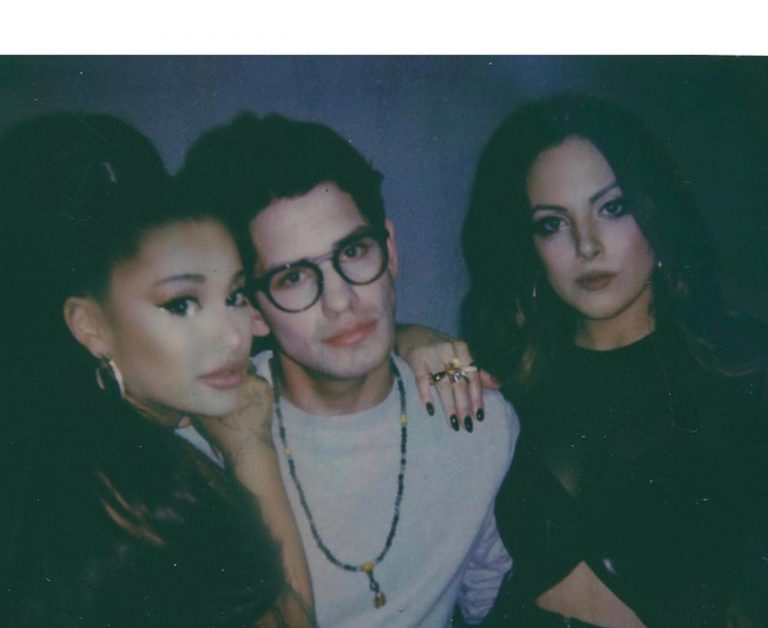 アリアナ・グランデ、旧友と一緒にステージでレア曲熱唱に会場が大熱狂