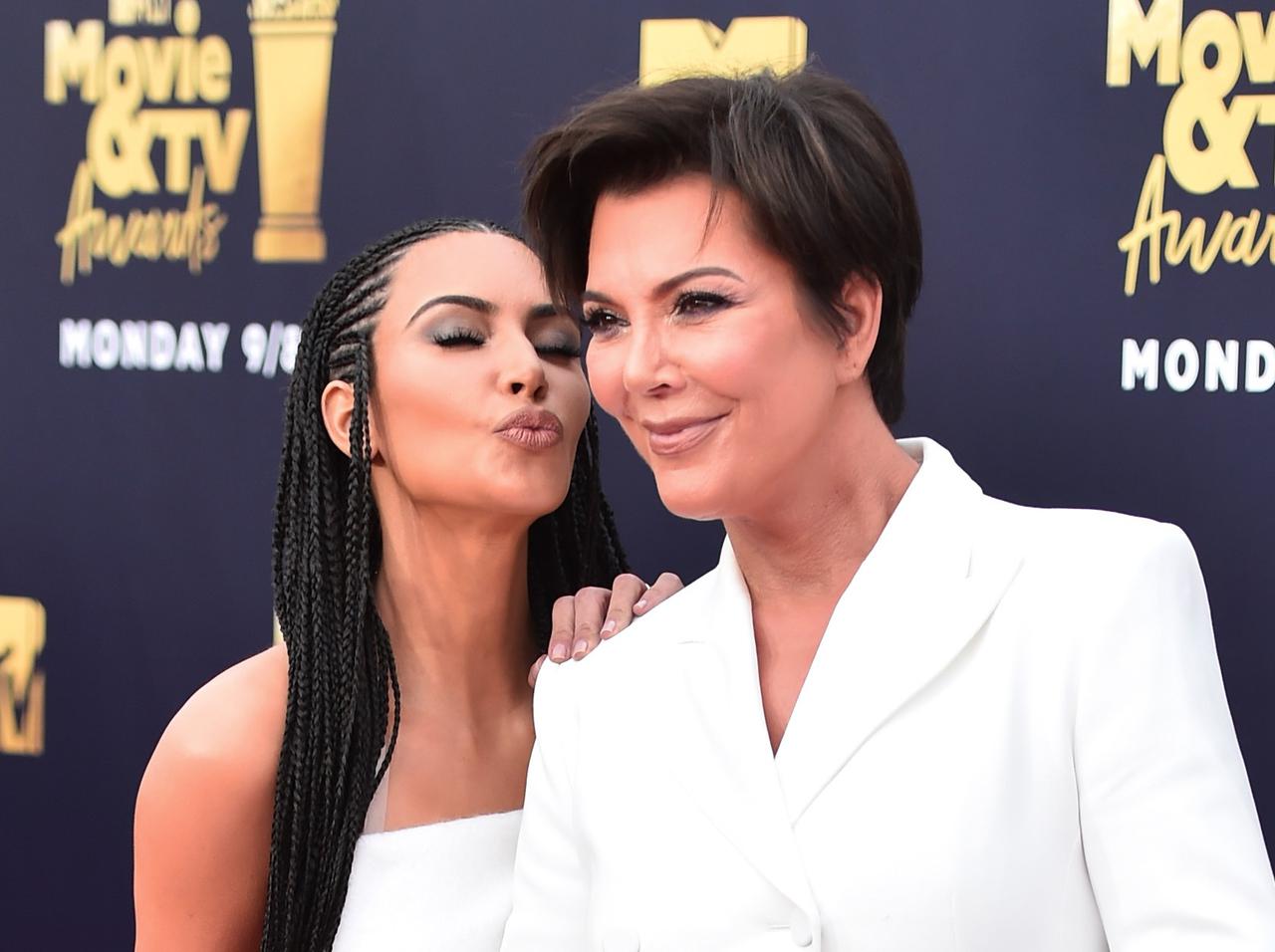 キム・カーダシアン、母クリスへの誕生日サプライズが「もらい泣き」するレベルで『家族愛』溢れる