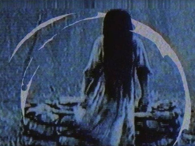 子供がトランポリンしている映像に『リング』の貞子が映る、撮影者もいまだ誰か分からず