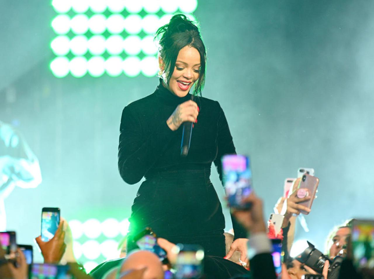 リアーナが友人、家族、同僚に突然の謝罪、「活動休止」示唆か