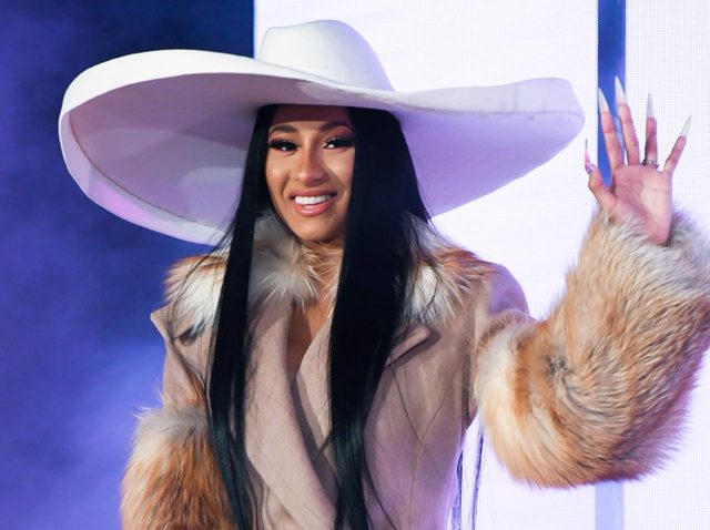 カーディ・B、SNSでケンカを売ってきた一般人と路上で「直接対面」