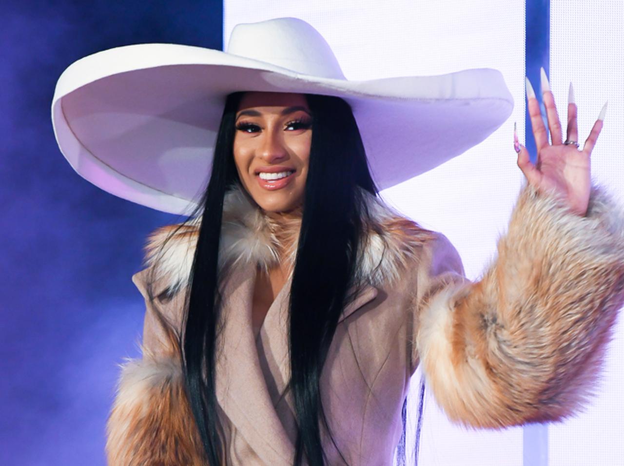 カーディ・B、SNSでケンカを売ってきた一般人と路上で「直接対面」