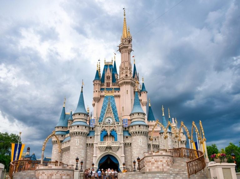 ディズニーランド、「張り切りすぎた親」が誤ってアトラクションを破壊