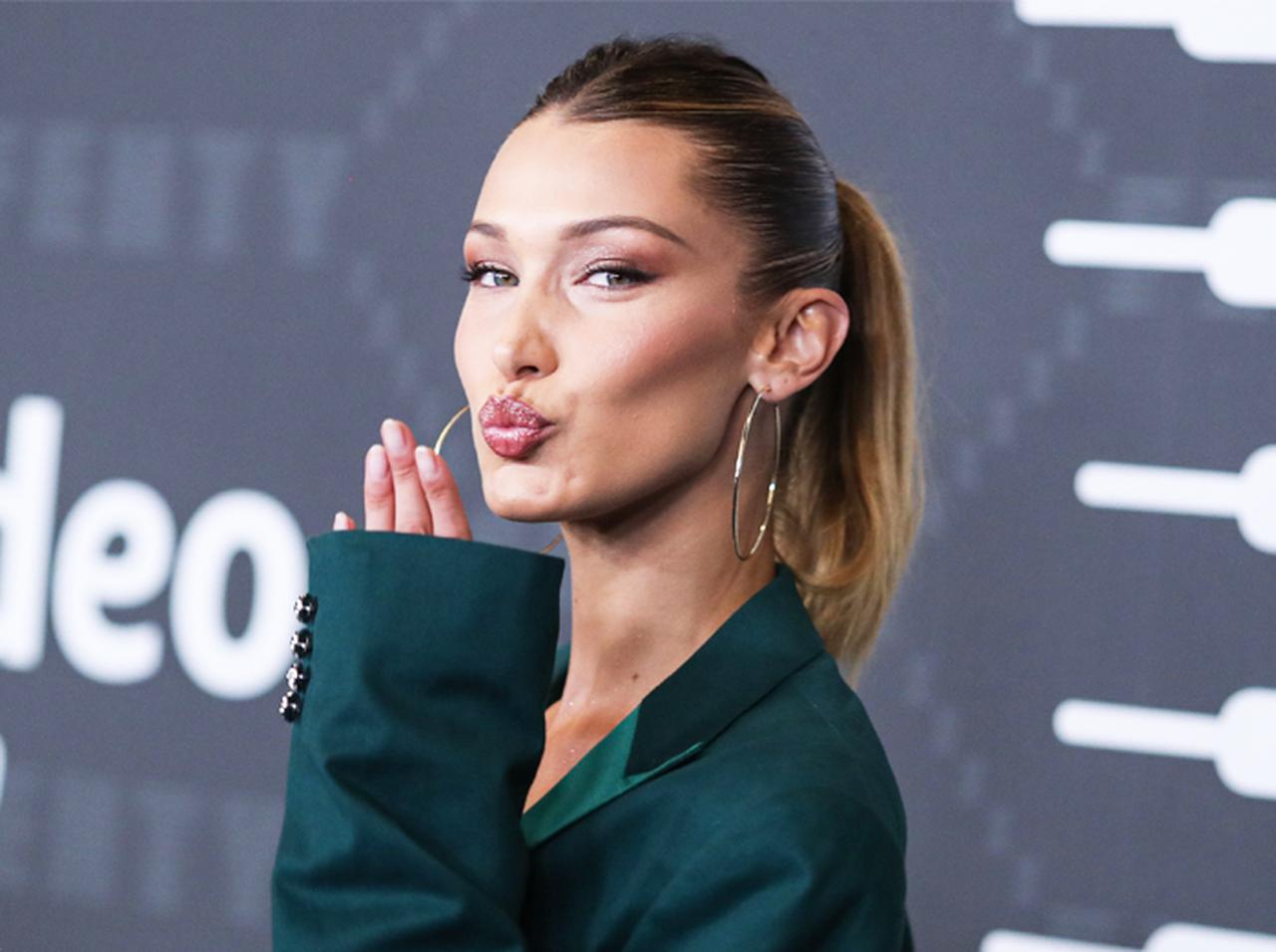 ベラ・ハディッド、「罪悪感を感じる行動」の埋め合わせに“600本の木”を寄付