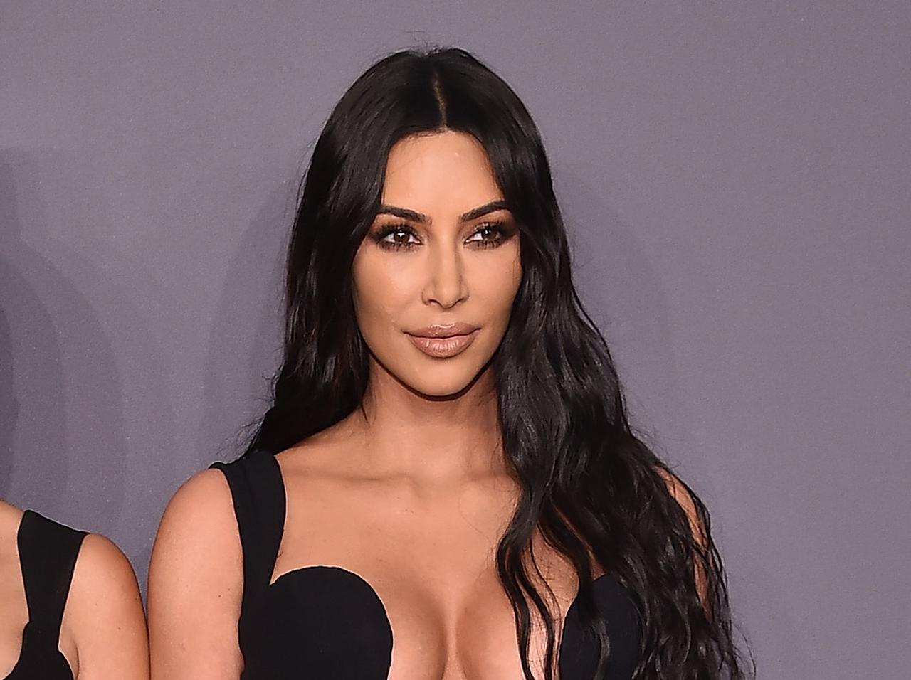 胸に「ガムテ」を直貼りで盛っていたキム・カーダシアン、ついに『胸用テープ』を開発