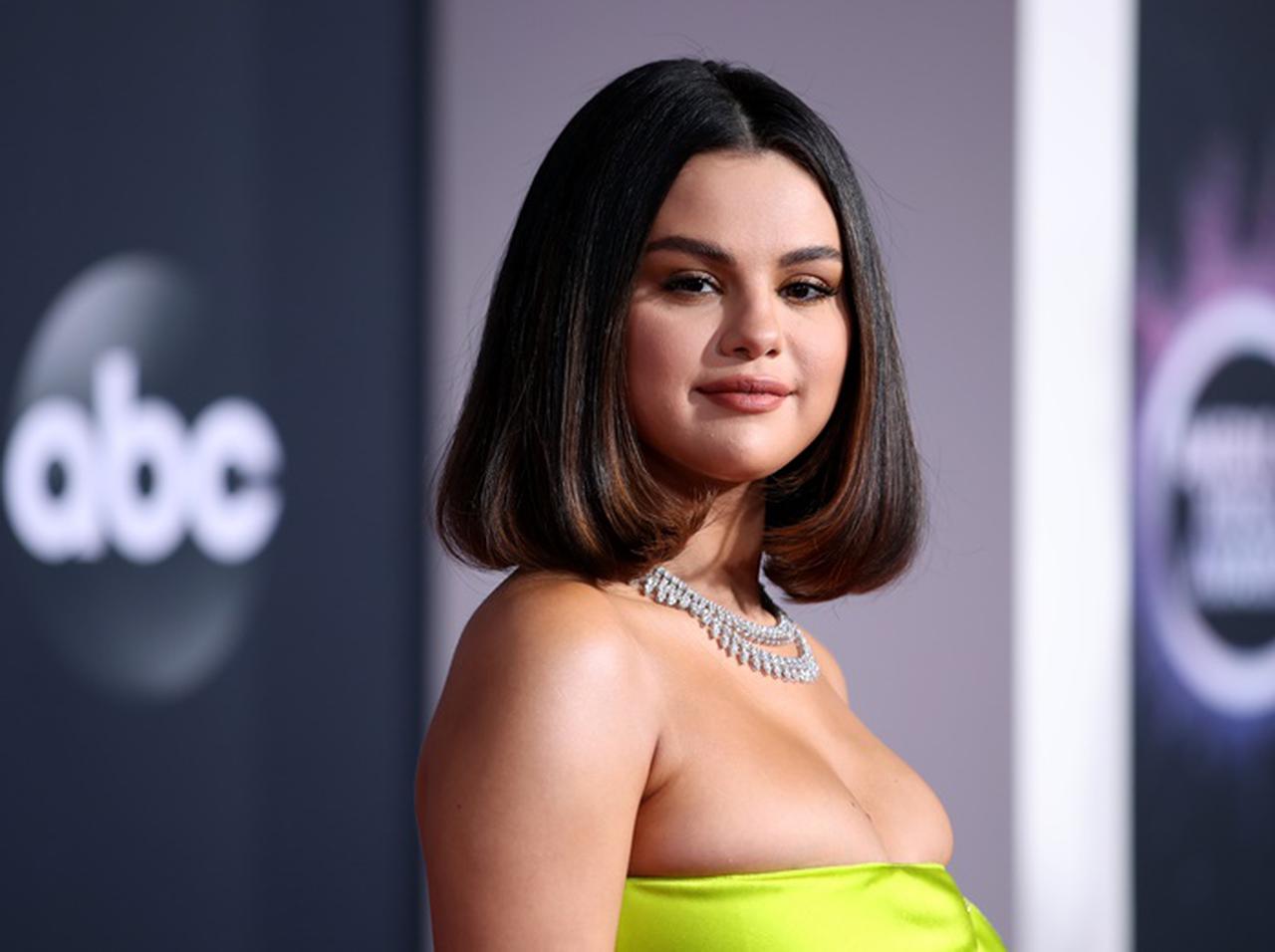 セレーナ・ゴメス、太ももに新しいタトゥーをゲット