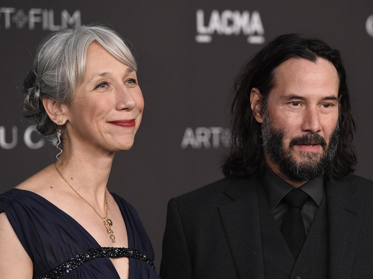 キアヌ・リーブスがレカペで芸術家女性と“恋人つなぎ”!『20年ぶり』ロマンス疑惑にファン歓喜