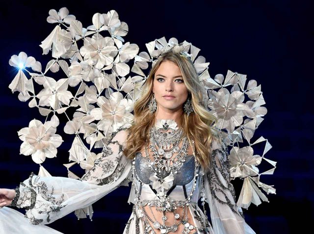 ヴィクトリアズ・シークレットのエンジェル、日本で買える「資生堂」の『1,000円』のアイテムでおめかし