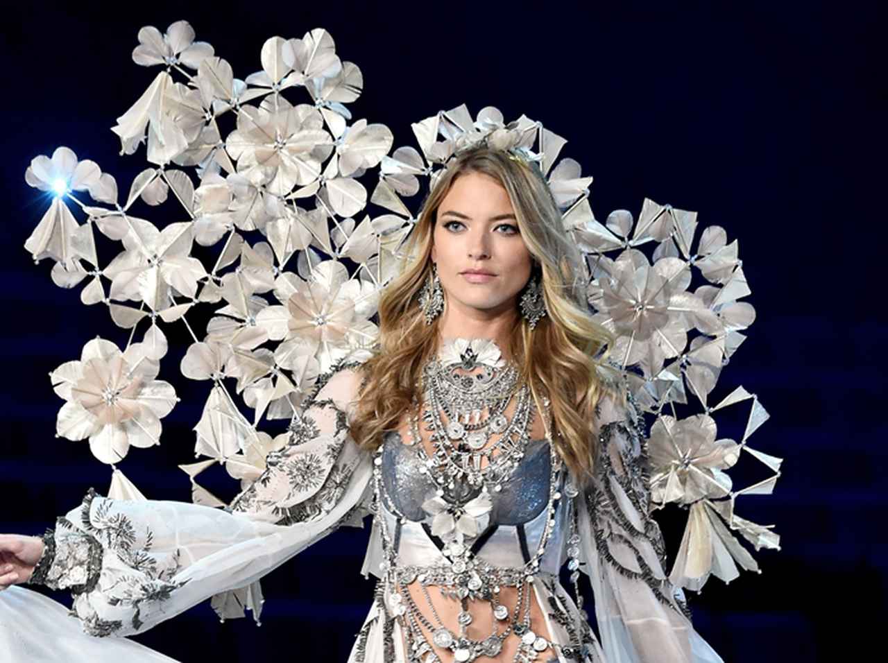 ヴィクトリアズ・シークレットのエンジェル、日本で買える「資生堂」の『1,000円』のアイテムでおめかし