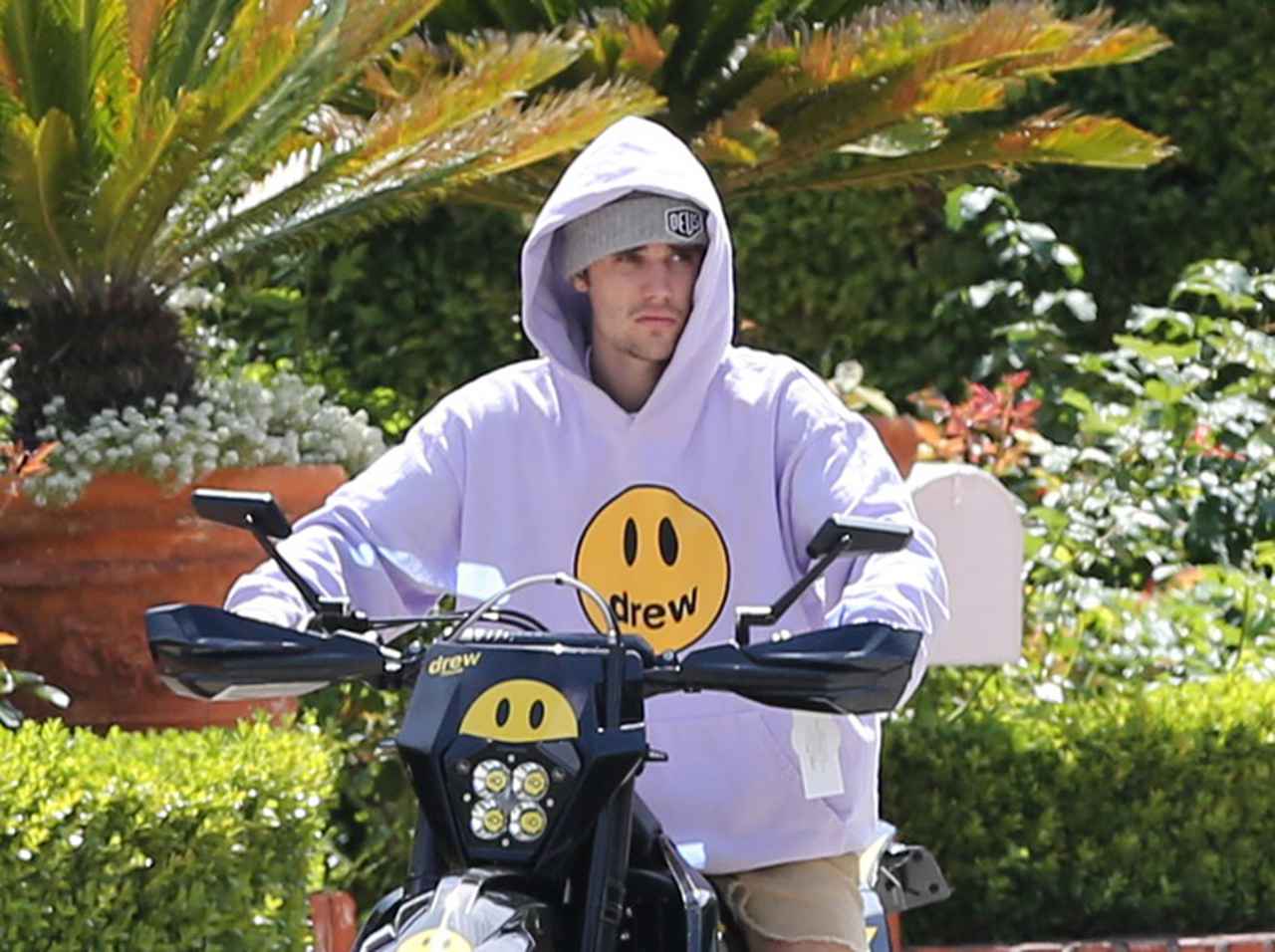 ジャスティン・ビーバー、セレーナ・ゴメスの思いを知った直後に「一人旅」へ