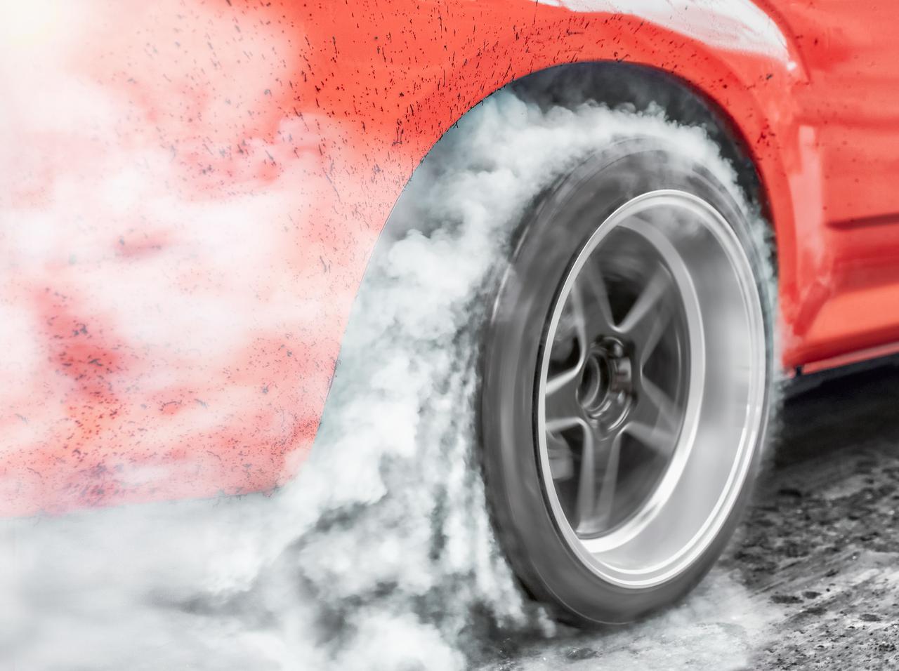 真っ赤なポルシェが猛スピードで走行した結果、建物の「2階」まで吹っ飛び激突、2人が亡くなる