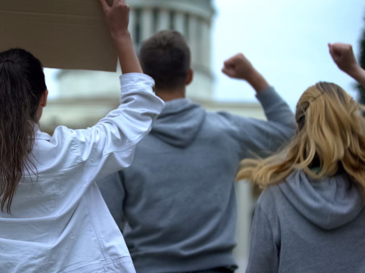 女性1人をレイプした男2人、監視カメラに映された「その後の行動」に怒りの声噴出