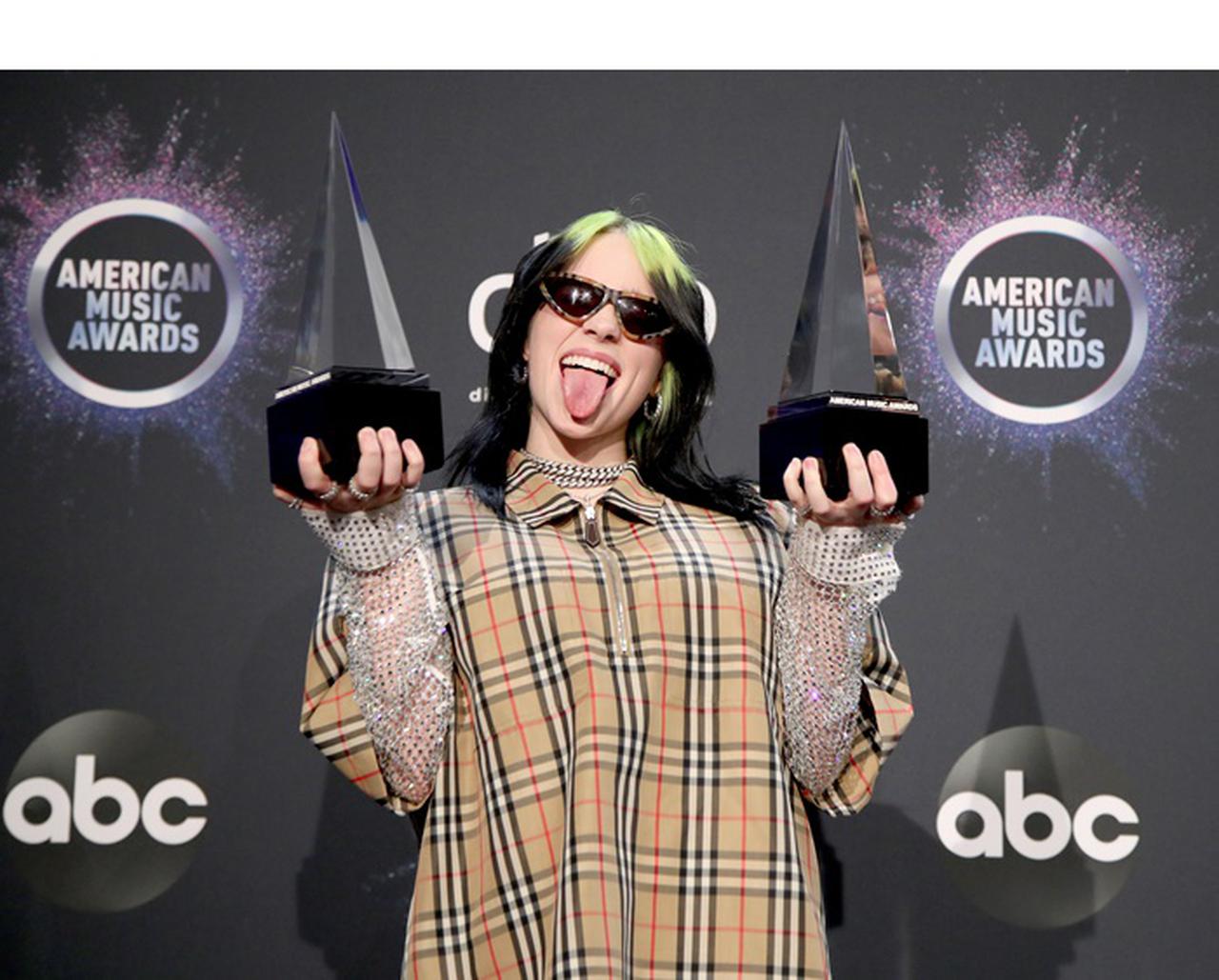 ビリー・アイリッシュ、バーバリーから粋なプレゼントをもらう