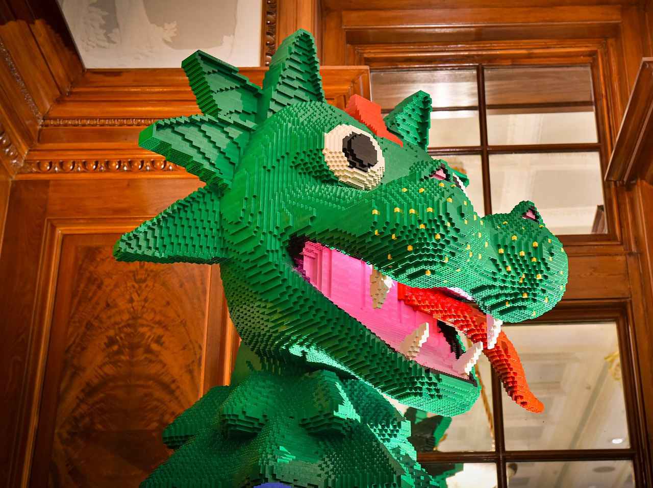 LEGOで作られたこのホテルのXマスデコレーションを見るためだけに英国に行きたい