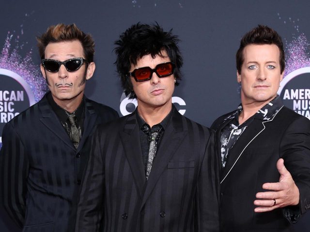 グリーン・デイ、大ヒット曲「Basket Case」を歌ってセレブ総立ち【AMA2019】