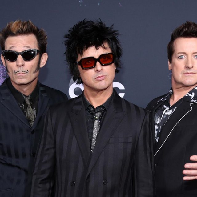 グリーン・デイ、大ヒット曲「Basket Case」を歌ってセレブ総立ち【AMA2019】