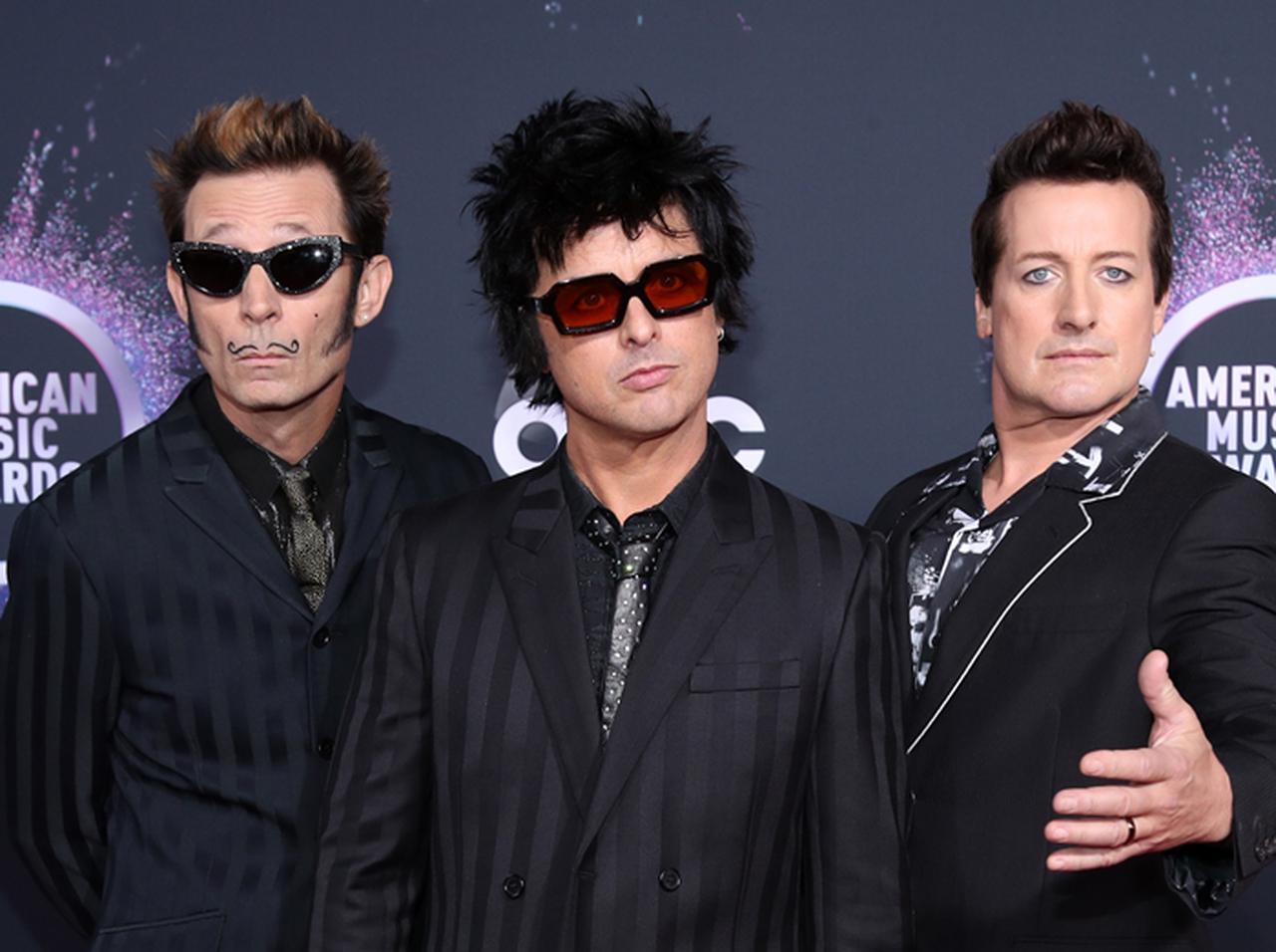 グリーン・デイ、大ヒット曲「Basket Case」を歌ってセレブ総立ち【AMA2019】