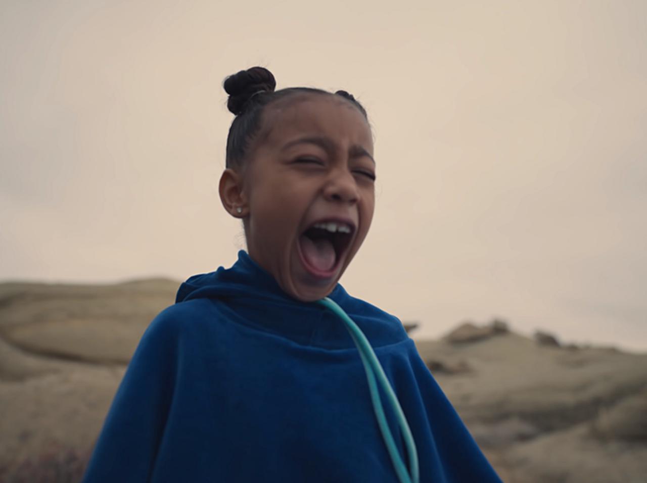 カニエ・ウェストの「独特すぎる」新MVにカーダシアン家がこぞって登場