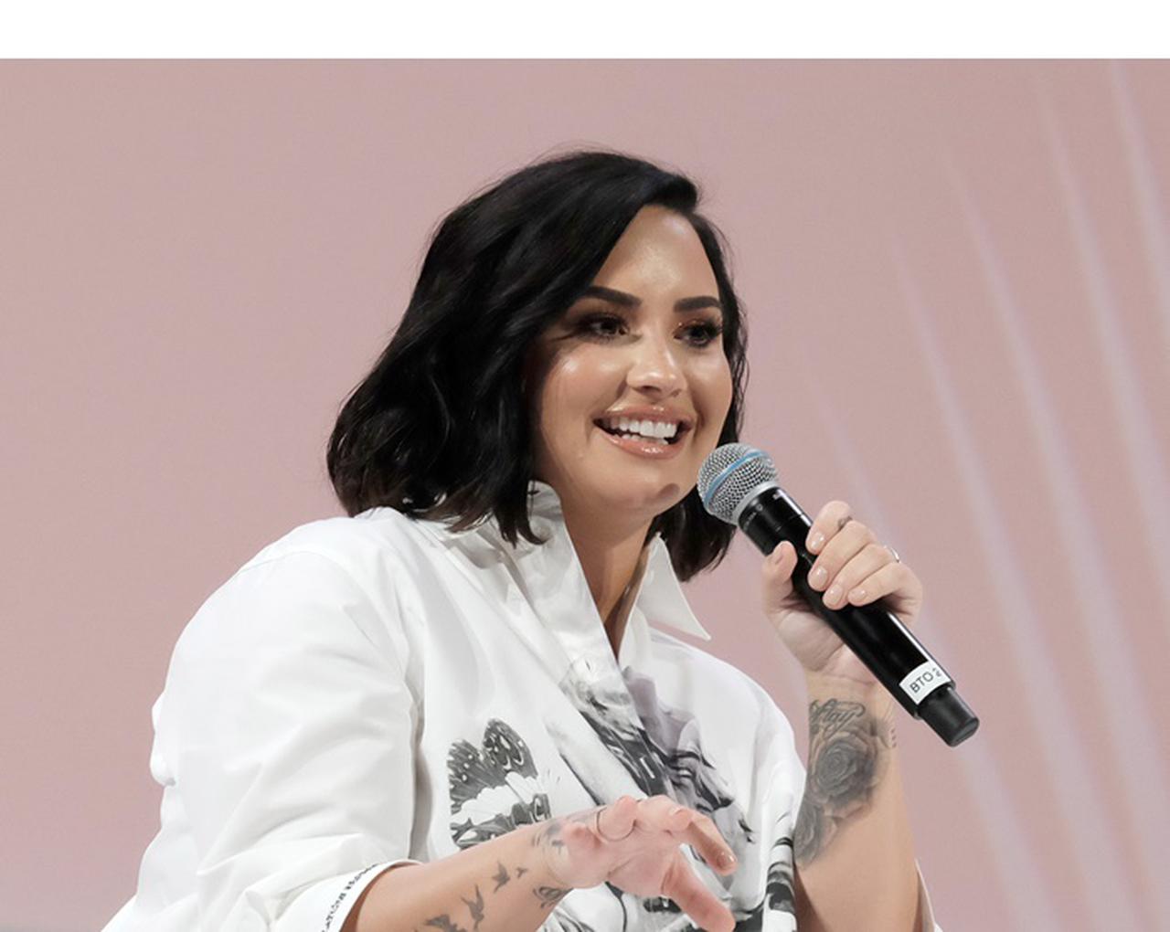 デミ・ロヴァート、新恋人にキスされている写真を公開してファンに紹介