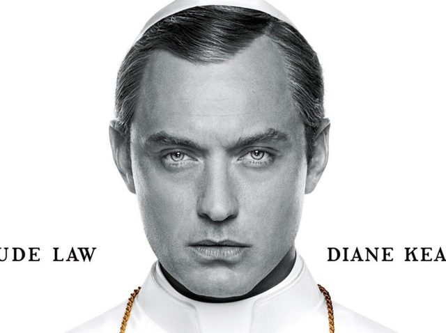 白のビキニブリーフが話題のジュード・ロウ主演ドラマからオシャレな最新予告が到着